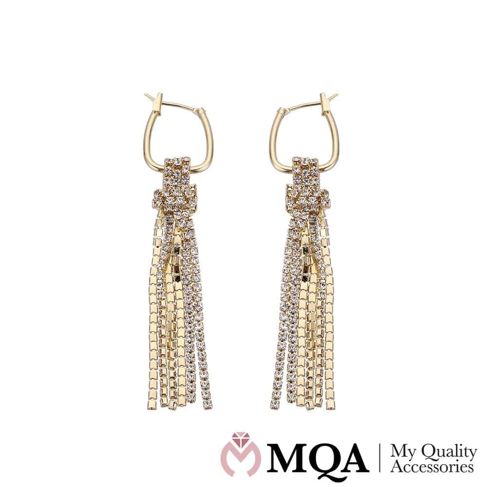 Øredobber med mange gullfargede kjeder