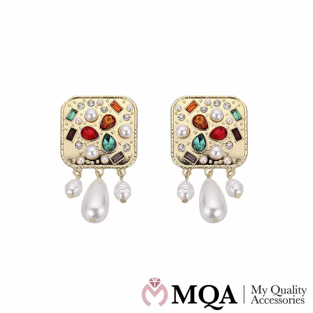 Øredobber med perler og plate med fargerike stener