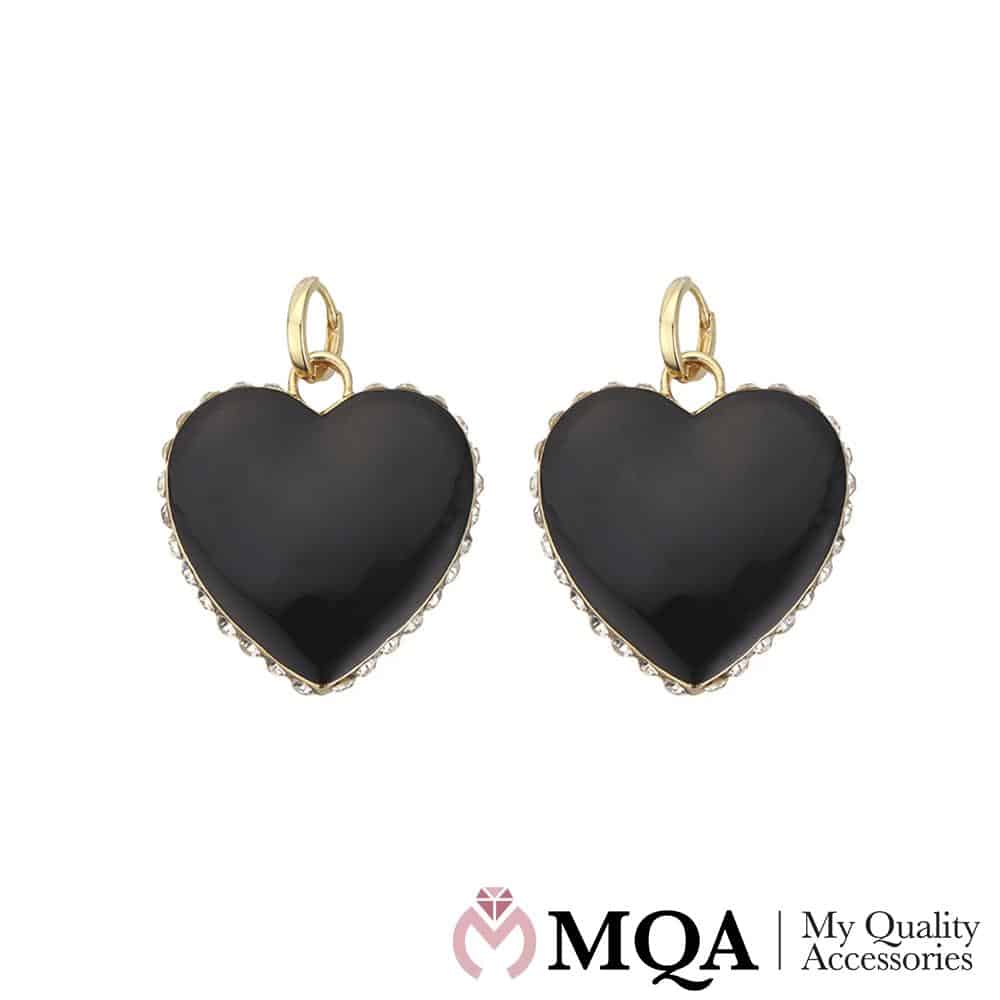Øredobber med blankt sort hjerte og små glitrende stener
