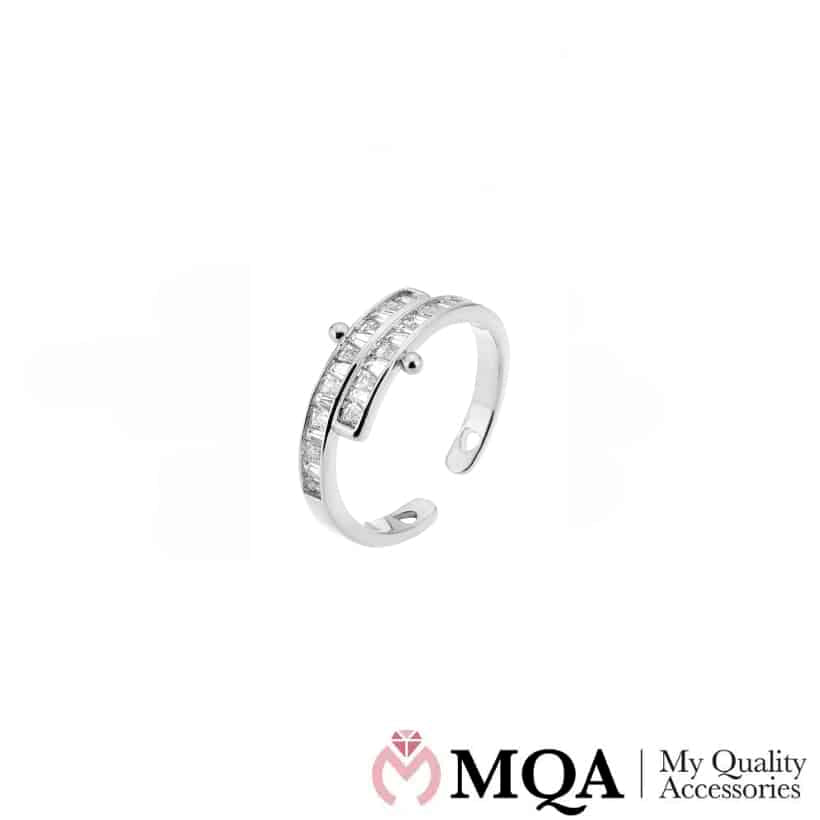 Ring, sølvfarget med glass steiner