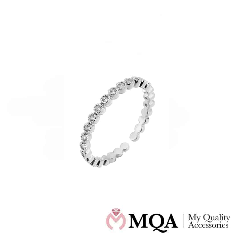 Ring, sølvfarget med glass steiner