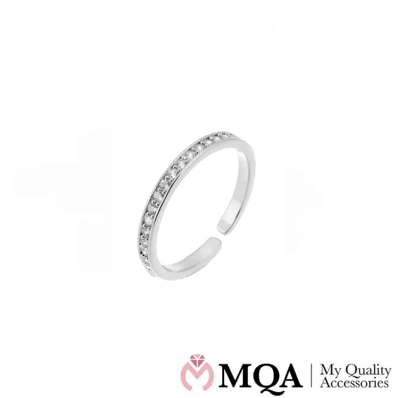 Ring, sølvfarget med glitrende glass steiner