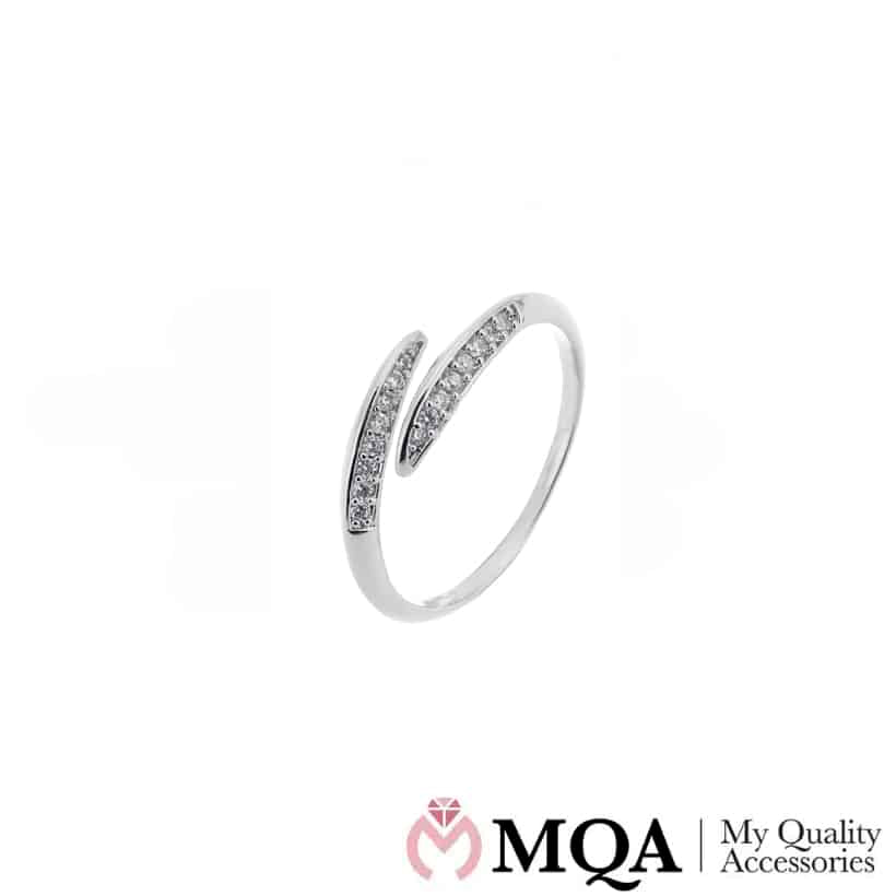 Ring, sølvfarget med små steiner