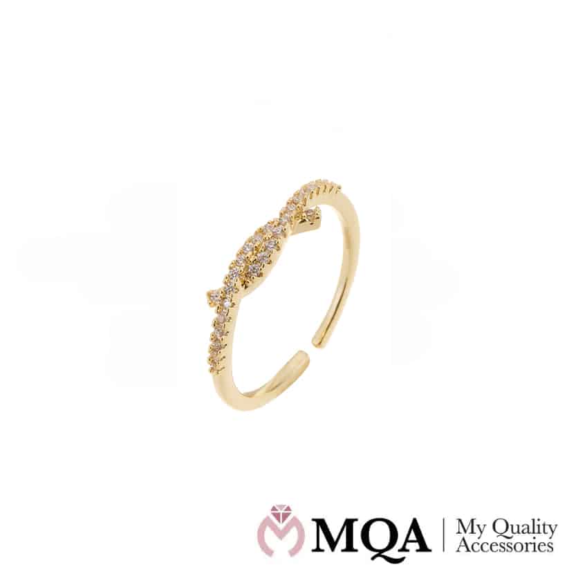 Ring, gullfarget buet med flotte steiner