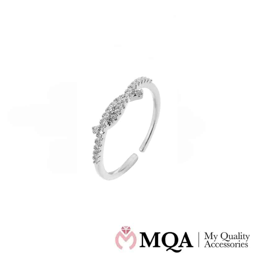 Ring, sølvfarget buet med flotte steiner