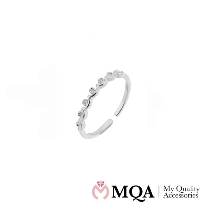 Ring, sølvfarget med en rekke flotte steiner