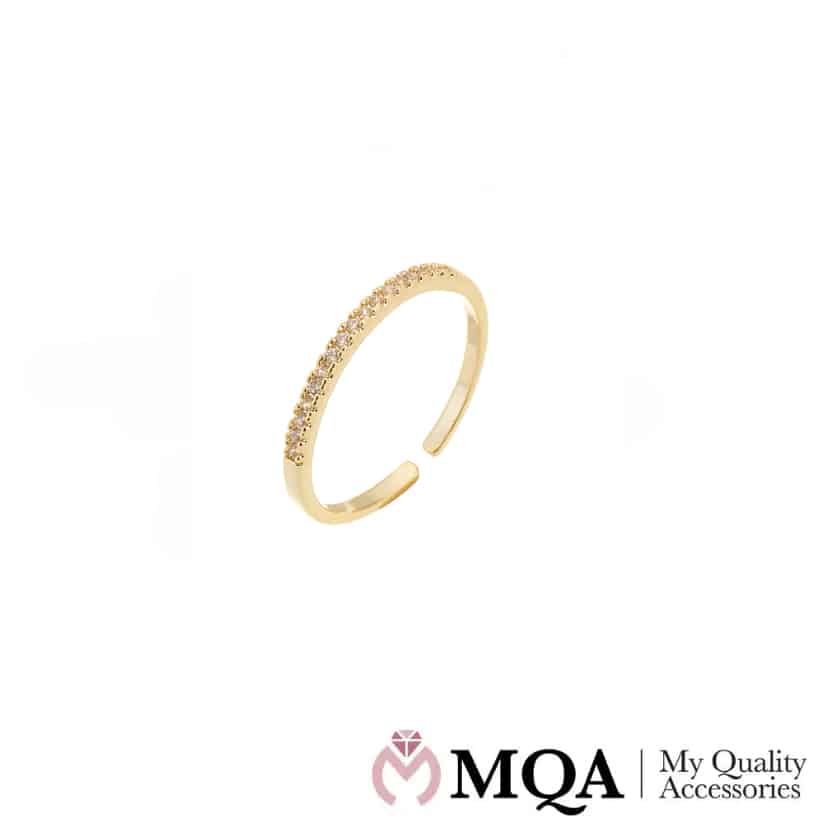 Ring, gullfarget med en rekke vakre steiner