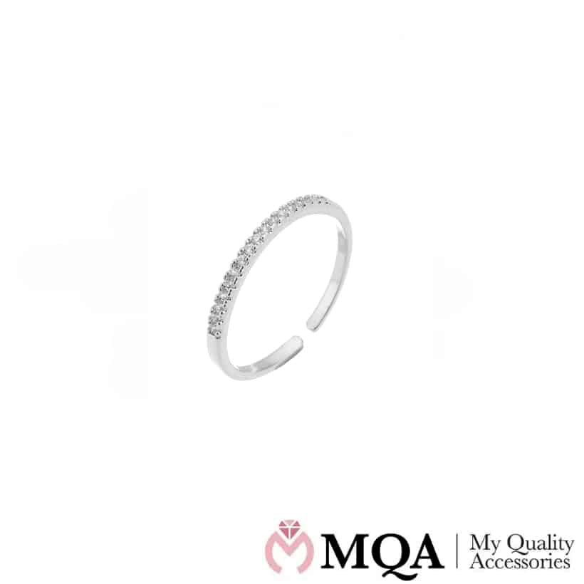 Ring, sølvfarget med en rekke vakre steiner