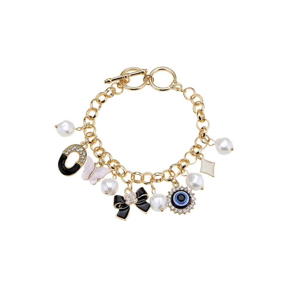 Armbånd med mange flotte charms og perler