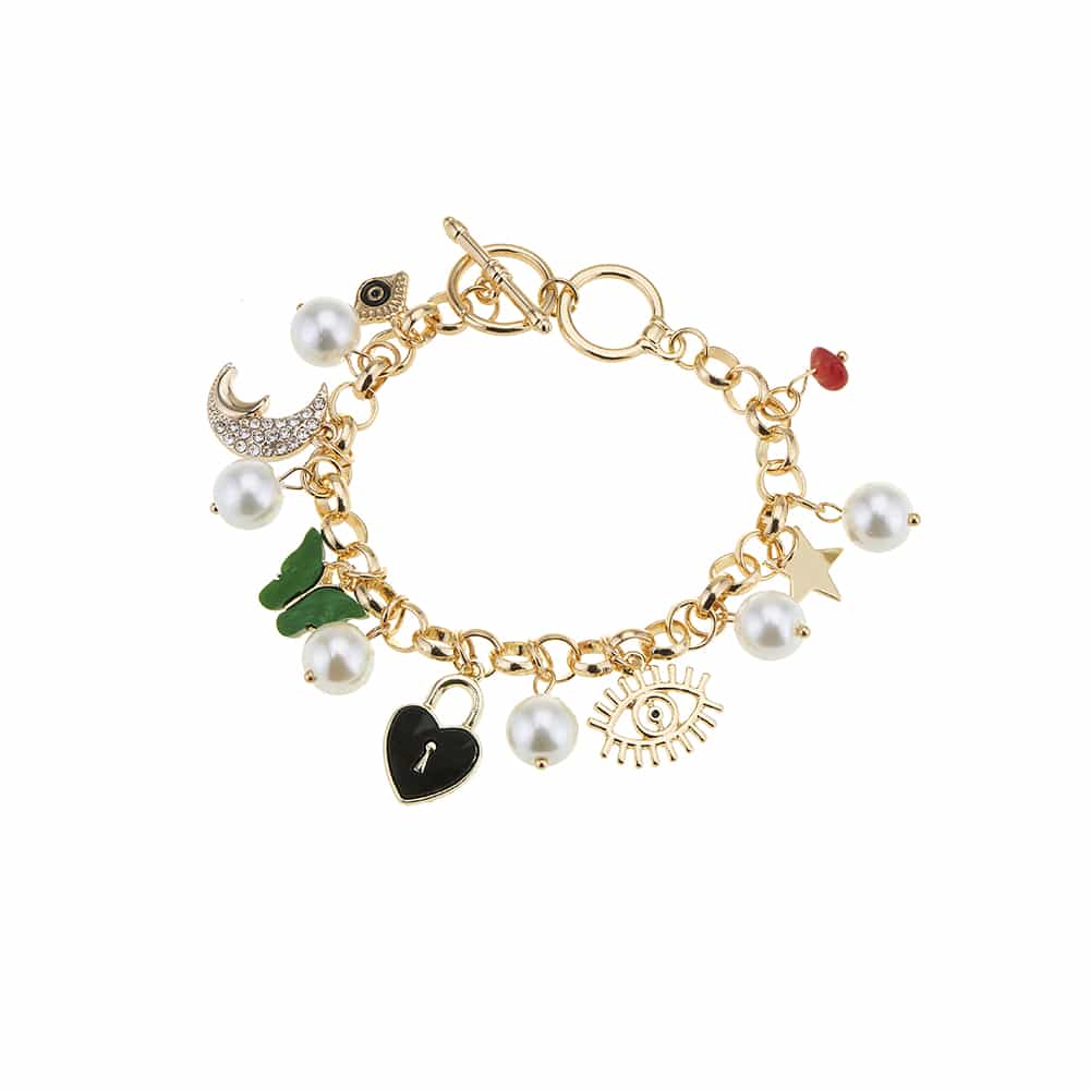 Armbånd med mange forskjellige charms og store perler