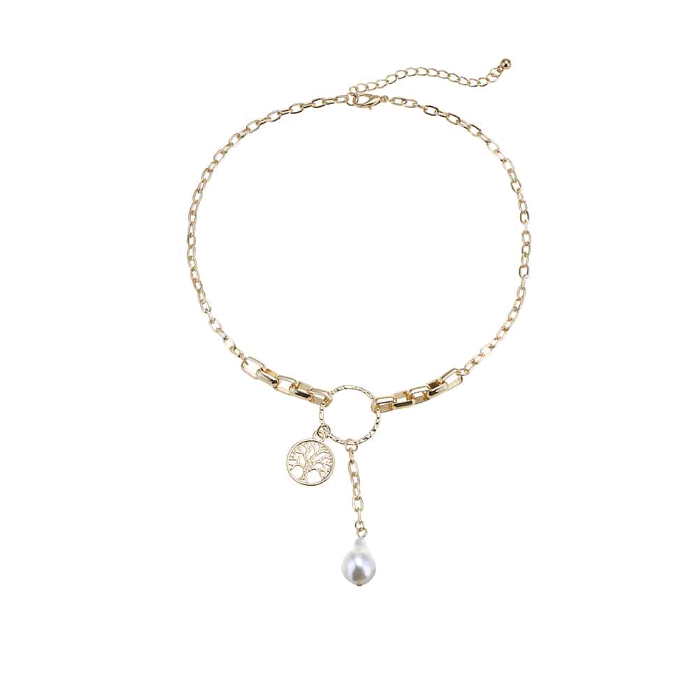 Halskjede i gullfarge, perler og mynt som anheng