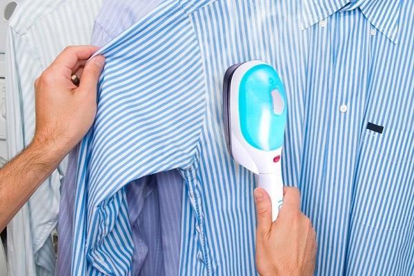 Håndholdt damprenser til klær og tekstiler