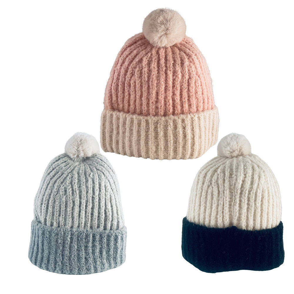 Trendy strikkelue med dusk og brettekant