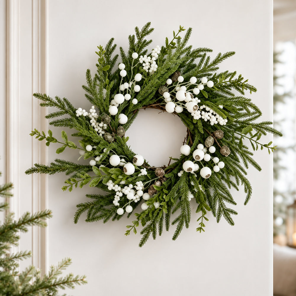 Julekrans – naturtro grønn med hvite bær – 50 cm