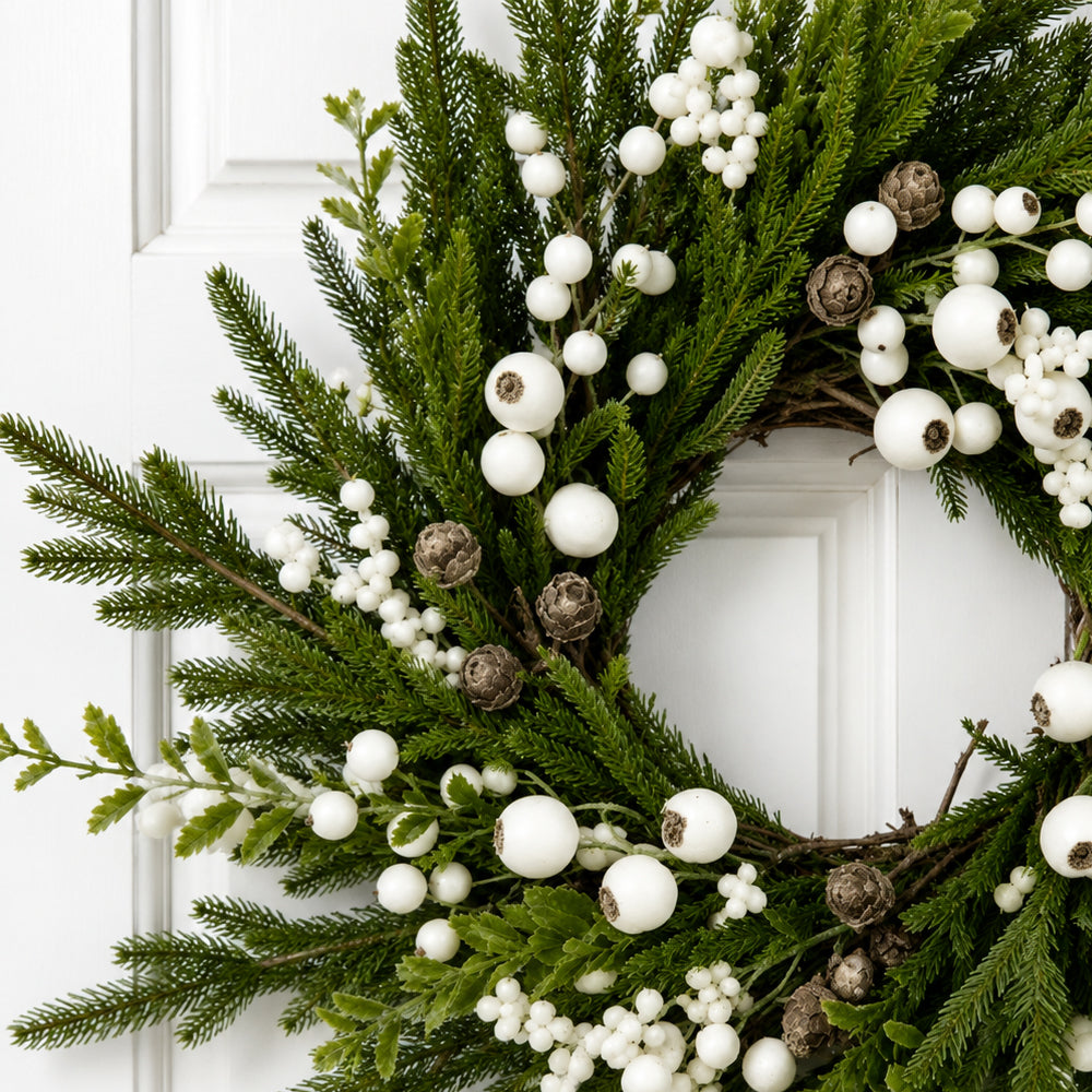 Julekrans – naturtro grønn med hvite bær – 50 cm