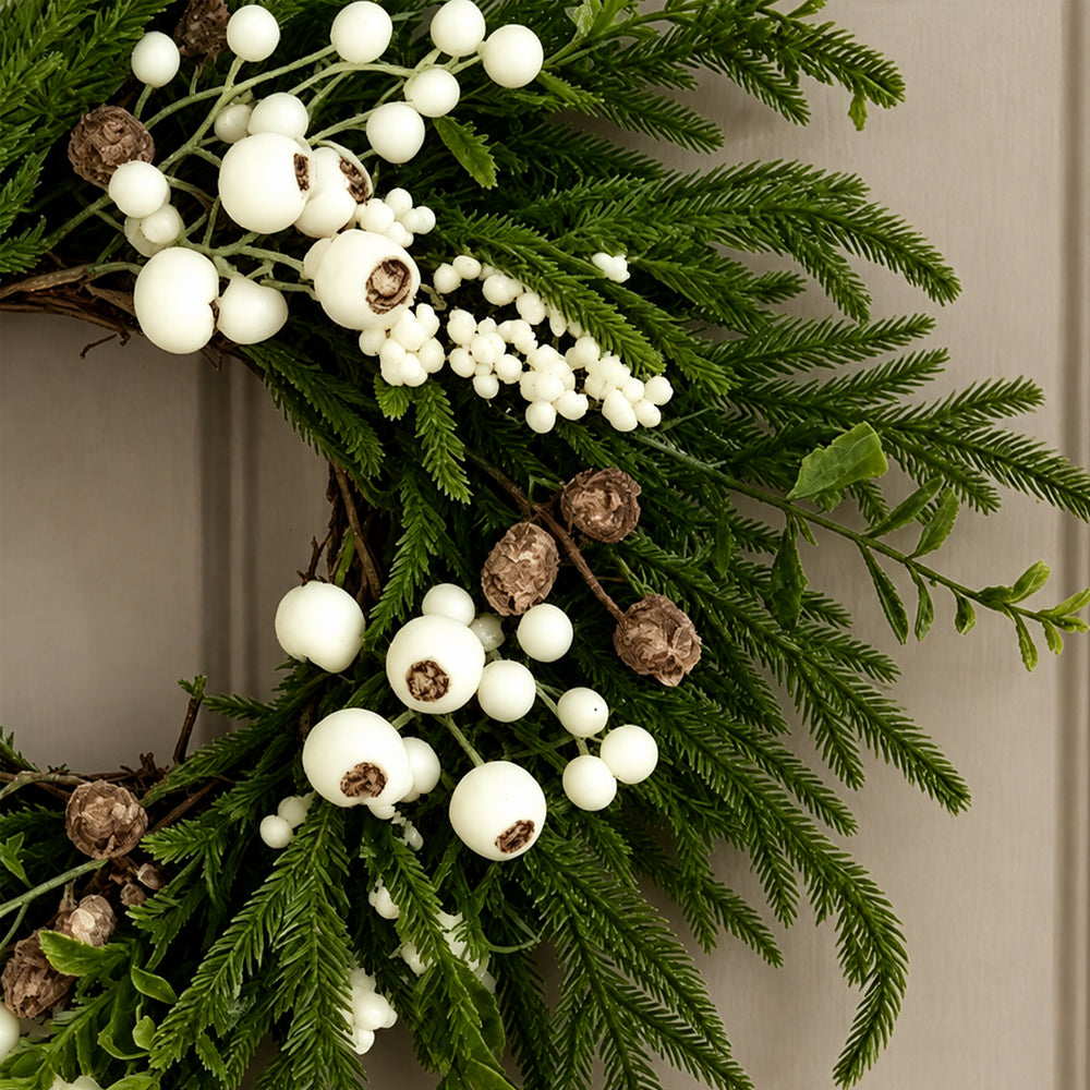 Julekrans – naturtro grønn med hvite bær – 50 cm