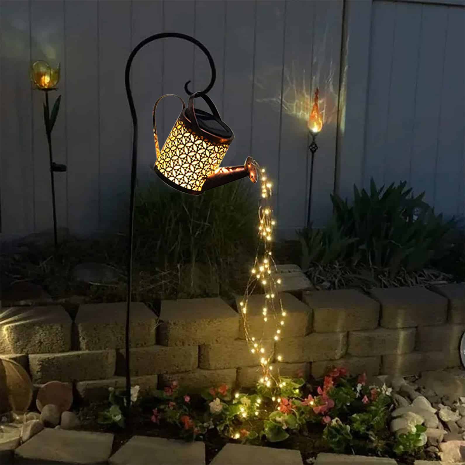 Solcelledrevet vannkanne og LED-lampe til hagen