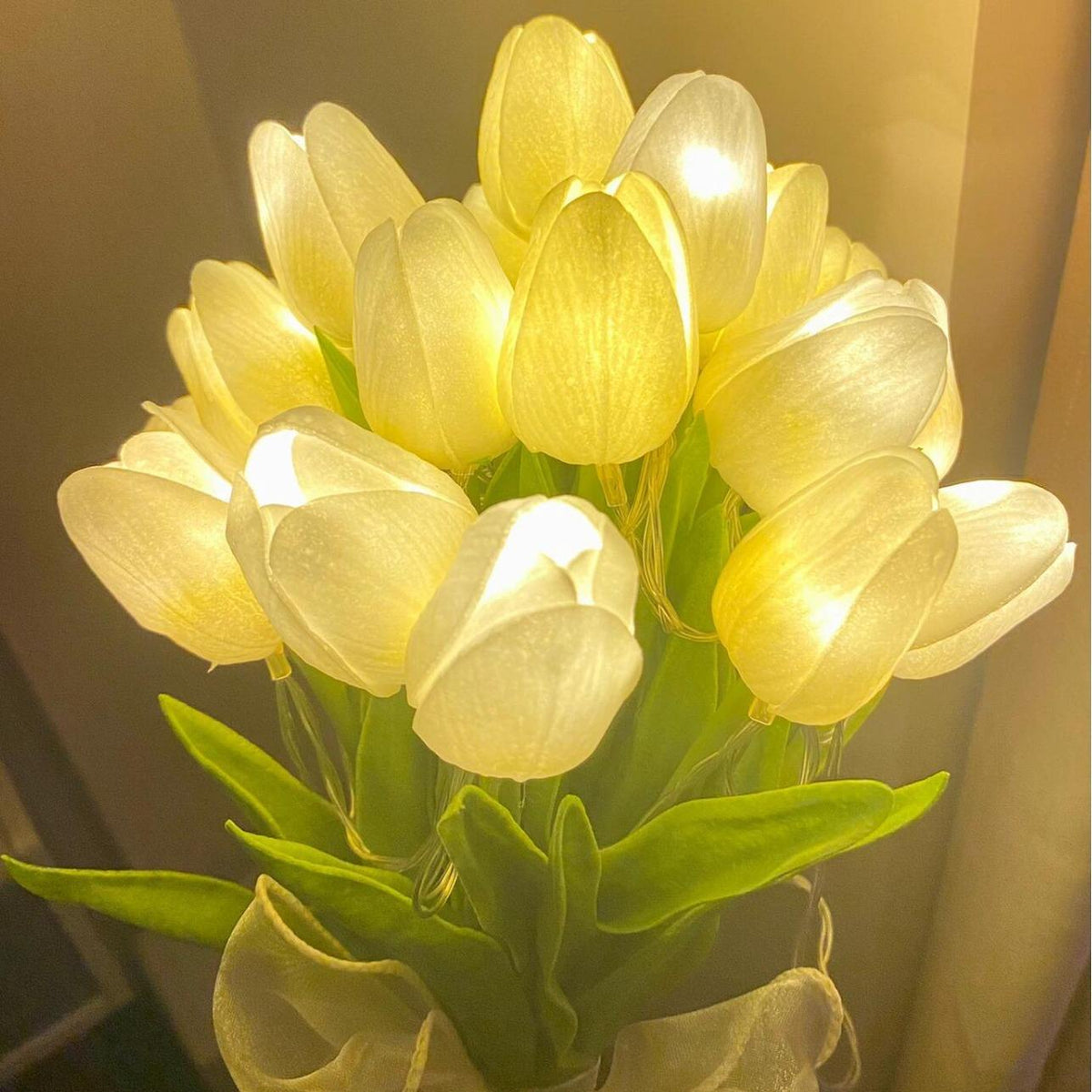 LED-tulipanbukett – 10 hvite tulipaner med varmt stemningslys