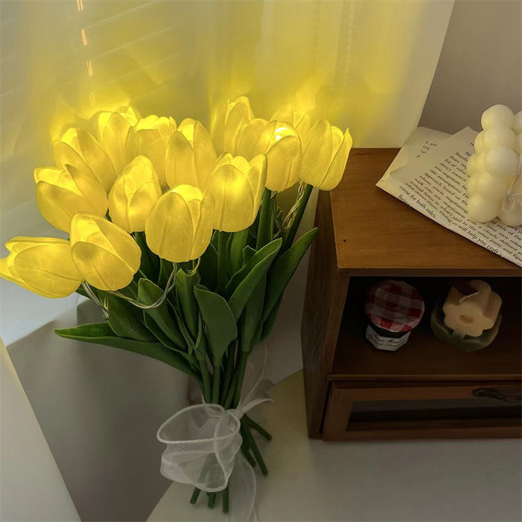 LED-tulipanbukett – 10 hvite tulipaner med varmt stemningslys