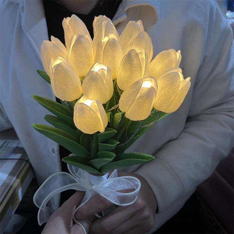 LED-tulipanbukett – 10 hvite tulipaner med varmt stemningslys