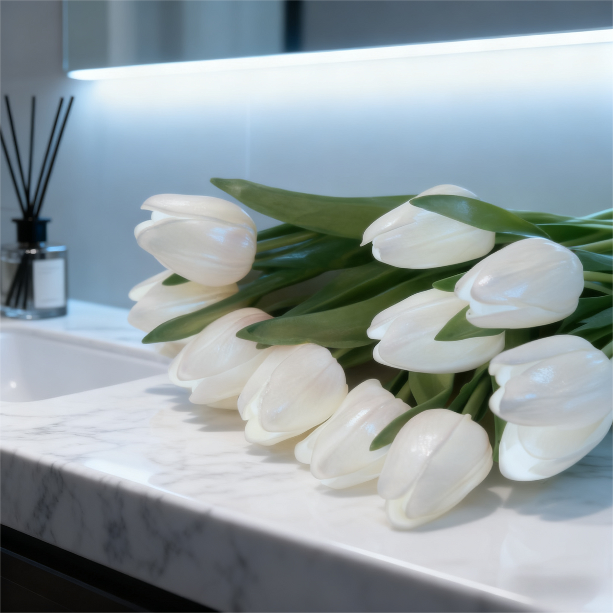 LED-tulipanbukett – 10 hvite tulipaner med varmt stemningslys