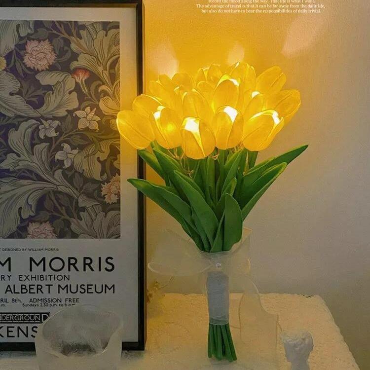 LED-tulipanbukett – 10 hvite tulipaner med varmt stemningslys