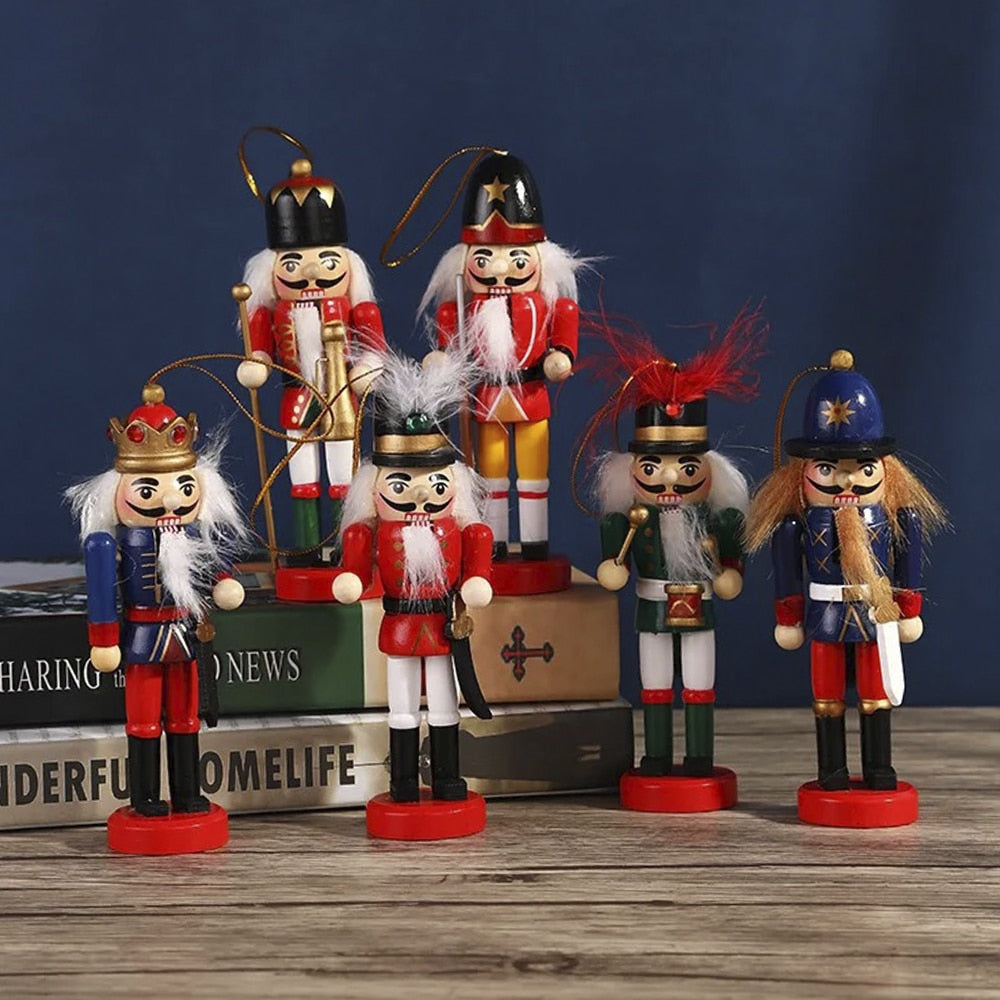 Nøtteknekkerfigurer i Tre