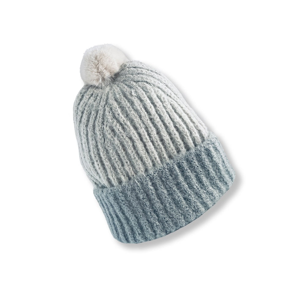Trendy strikkelue med dusk og brettekant