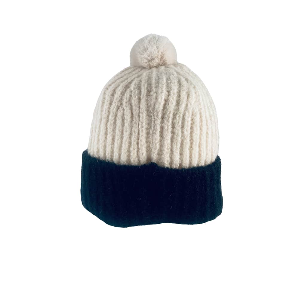 Trendy strikkelue med dusk og brettekant