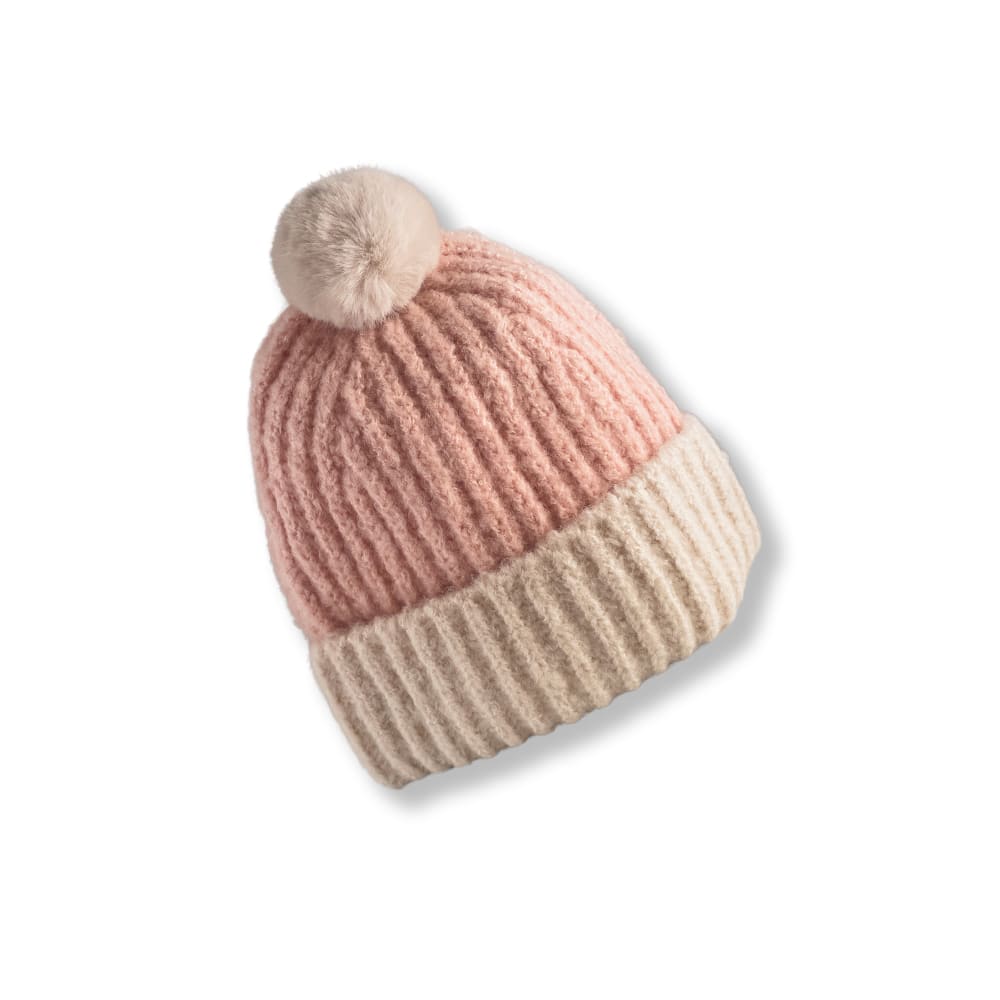 Trendy strikkelue med dusk og brettekant
