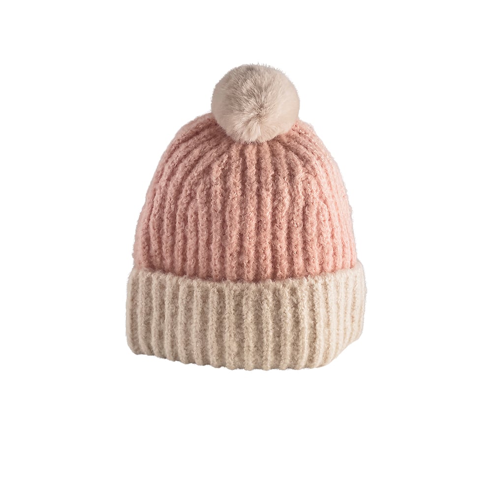 Trendy strikkelue med dusk og brettekant