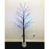 Juletræ i plastik med multifarvet lys der blinker